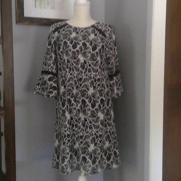 Black and White Graphic Print Dress with Ruffled Bell Sleeves - Size 10 - Picture 4 of 13